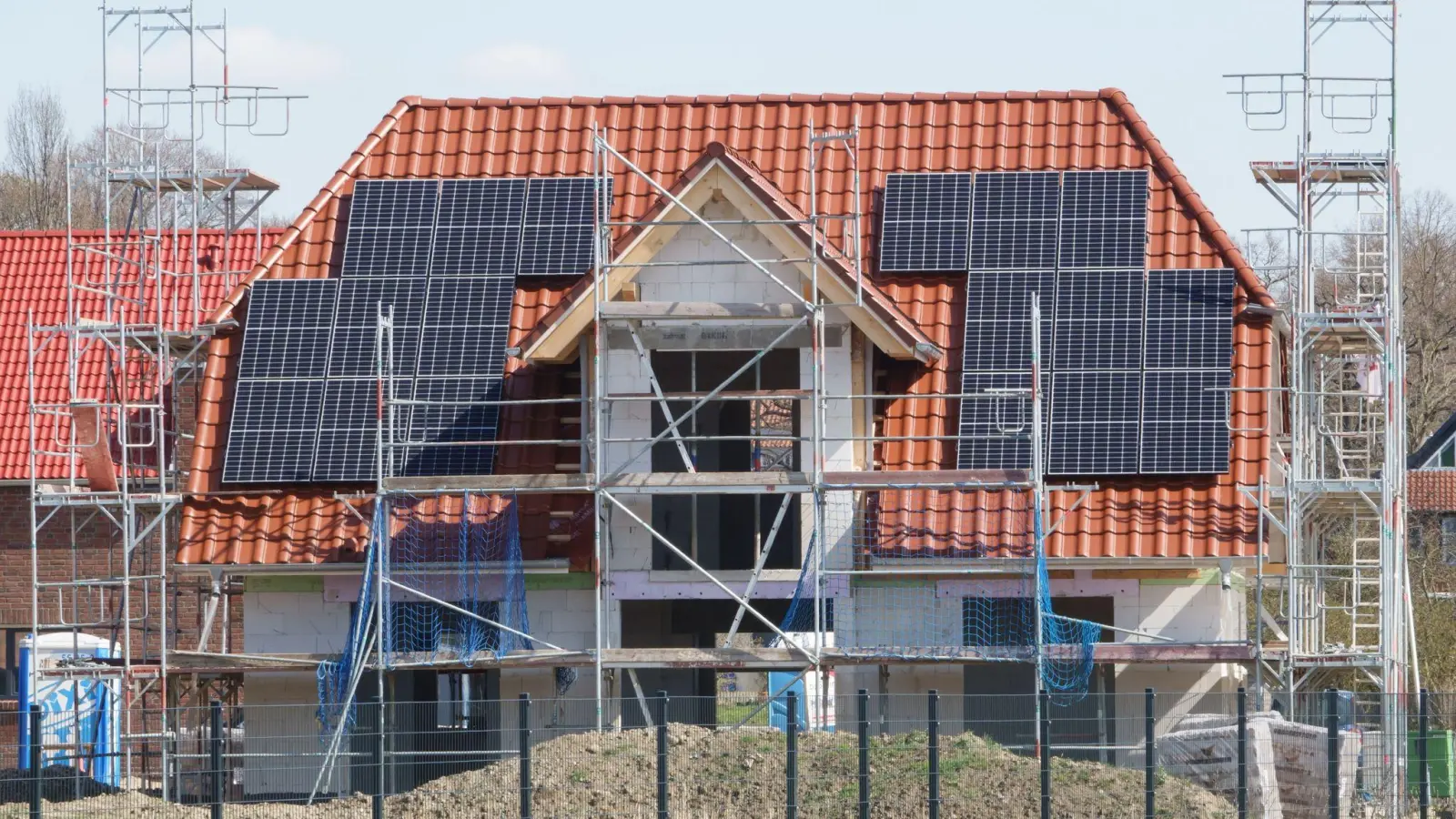 Familien können für den Hausbau bald günstige Kredite von der Förderbank KfW bekommen. Dabei dürfen sie maximal ein Haushaltseinkommen von 60.000 Euro haben. (Foto: Mia Bucher/dpa)