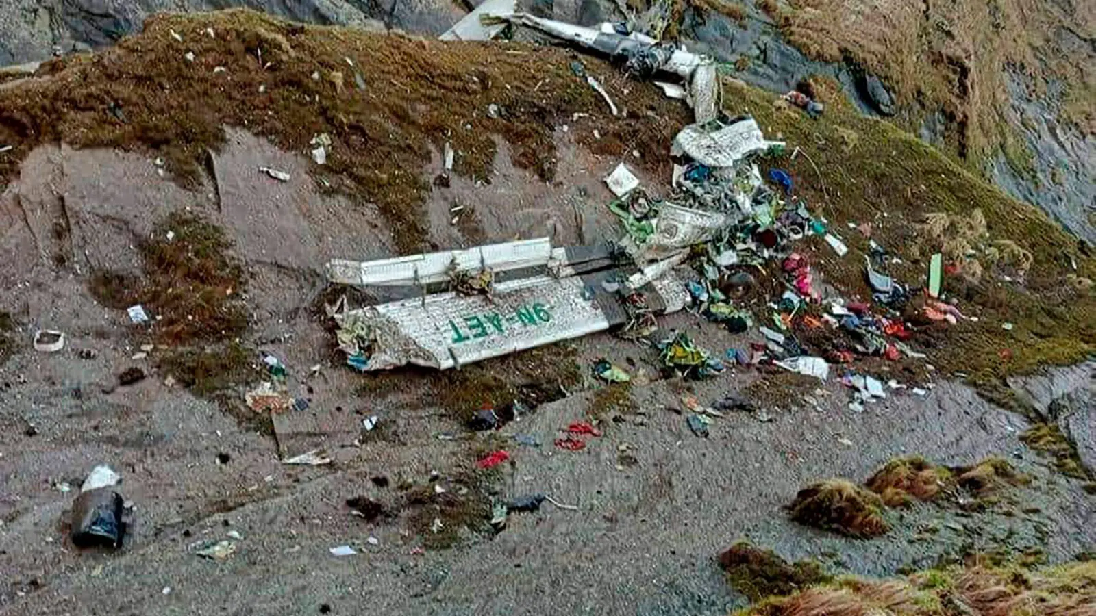 Das Wrack des abgestürzten Flugzeugs in einer Schlucht in Sanosware nahe der Bergstadt Jomsom, westlich von Kathmandu. (Foto: Uncredited/Fishtail Air/AP/dpa)