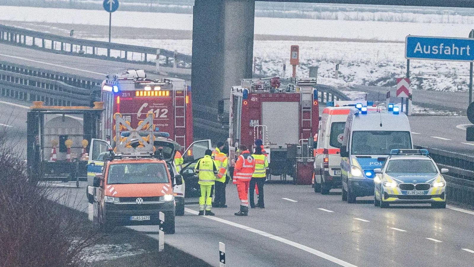 Auch am Morgen blieb die A3 zunächst noch gesperrt. (Foto: Armin Weigel/dpa)