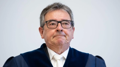 Peter Küspert, Präsident des Gerichts, kommt im Verfassungsgerichtshof vor Beginn der Verhandlung in den Sitzungssaal. Der inzwischen pensionierte Richter leitet die Kommission, die aufgrund der Misshandlungsvorwürfe gegen Justizbeamte des Gefängnisses Augsburg-Gablingen Konsequenzen erarbeiten soll. (Archivbild) (Foto: Sven Hoppe/dpa)