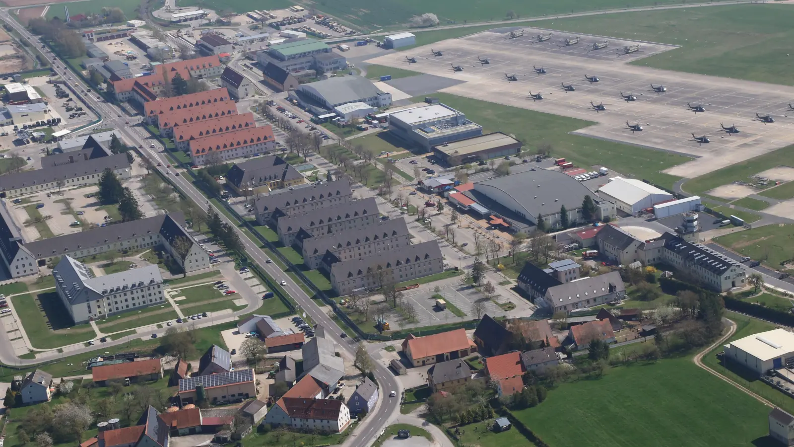 Auf diesem Luftbild ist gut zu sehen, wie die Bundesstraße 14 die Katterbach-Kaserne mit dem Flugfeld (rechts) von der Bismarck-Kaserne (links) trennt. (Archivbild: Alexander Biernoth)