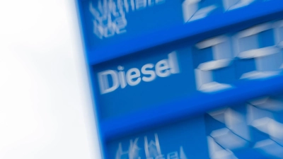Tanken ist extrem teuer geworden - ein Tankrabatt soll ein Stück weit helfen. (Archivbild) (Foto: Rolf Vennenbernd/dpa)