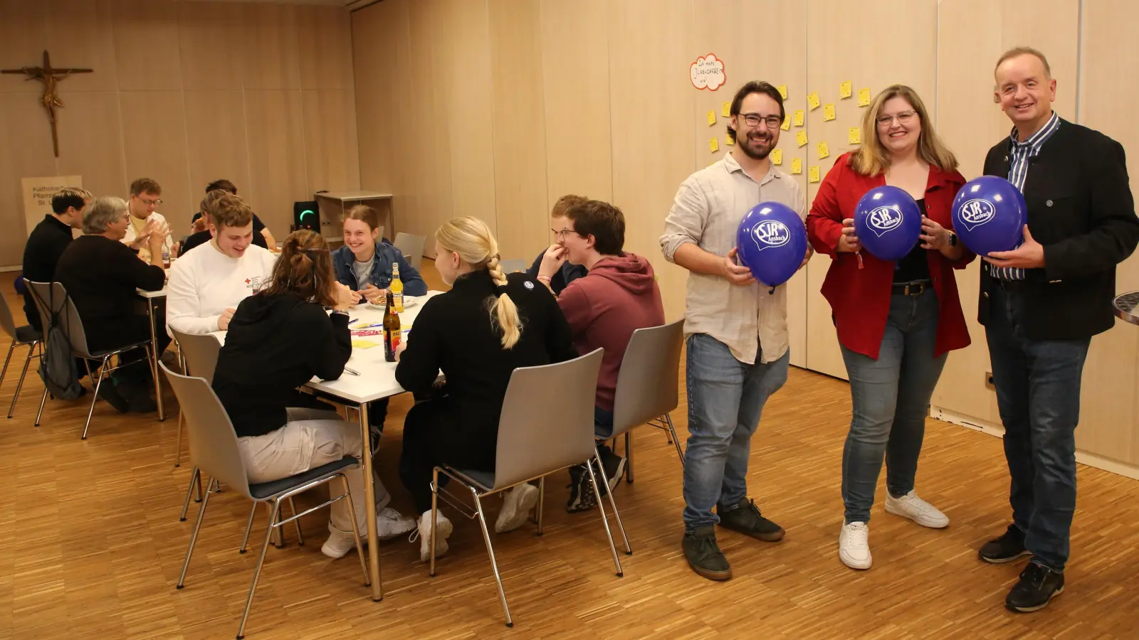 Dank an die Mitstreiter beim Empfang für ehrenamtliche Mitarbeiter in der Jugendarbeit: Der stellvertretende Vorsitzende des Ansbacher Stadtjugendrings, Wolfgang Häusler, und die Vorsitzende Sophia Sauerhöfer selbst wurden von Oberbürgermeister Thomas Deffner (von links) besonders gelobt. (Foto: Alexander Biernoth)