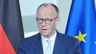 Merz versprach: Sollten die Preise weiter steigen, werde die Regierung handeln.  (Foto: Michael Kappeler/dpa)