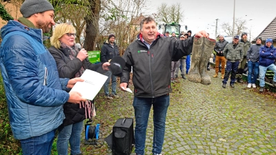 Kreisobmann Reinhold Meyer: Auch Arbeitsstiefel waren ein Zeichen des Bauernprotests. (Foto: Jim Albright)