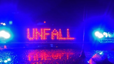 Ein Kleintransporter rollte ungebremst in zwei geparkte Autos in Ansbach. (Foto: Stefan Puchner/dpa)