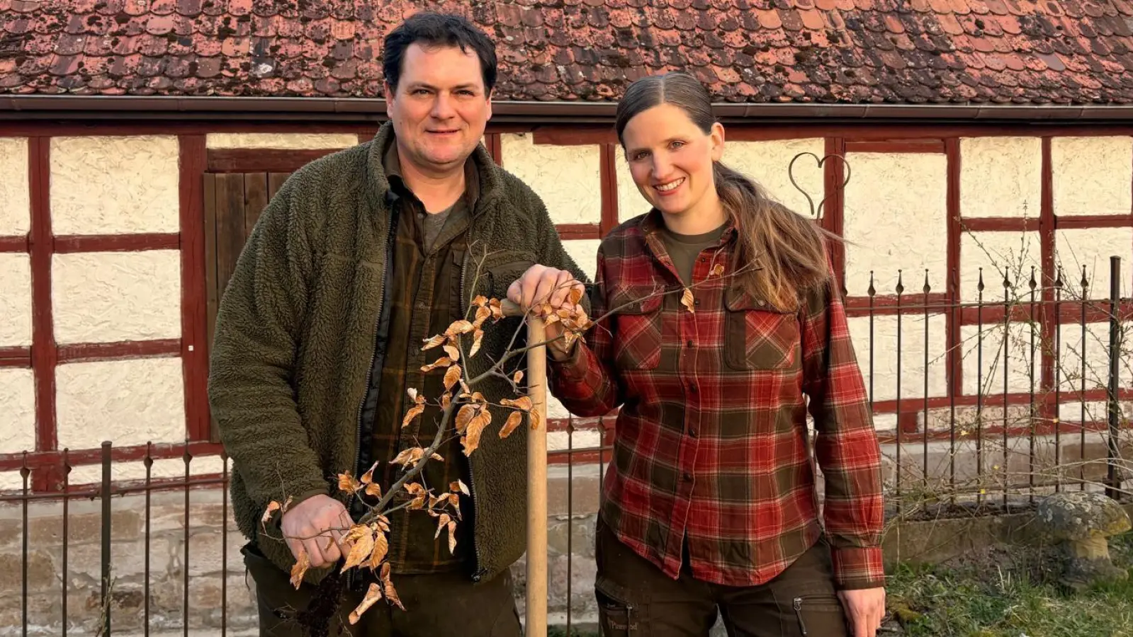 Die Ausbildungsleiterin Angelina Fahsl und ihr Ehemann Joachim Fahsl pflanzten einen Baum zum Internationalen Tag des Waldes. Dies ist ein Symbol für verantwortungsbewusstes Handeln. Das Team der Jagdschule Mittelfranken engagiert sich auch auf diese Weise gegen den Klimawandel. (Foto: Jagdschule Mittelfranken/Moritz Fahsl)