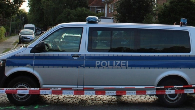 Nach den tödlichen Schüssen in einer Jugendeinrichtung in Stade suchen die Ermittler Spuren und Beweise am Tatort. (Foto: Kai Moorschlatt/dpa)