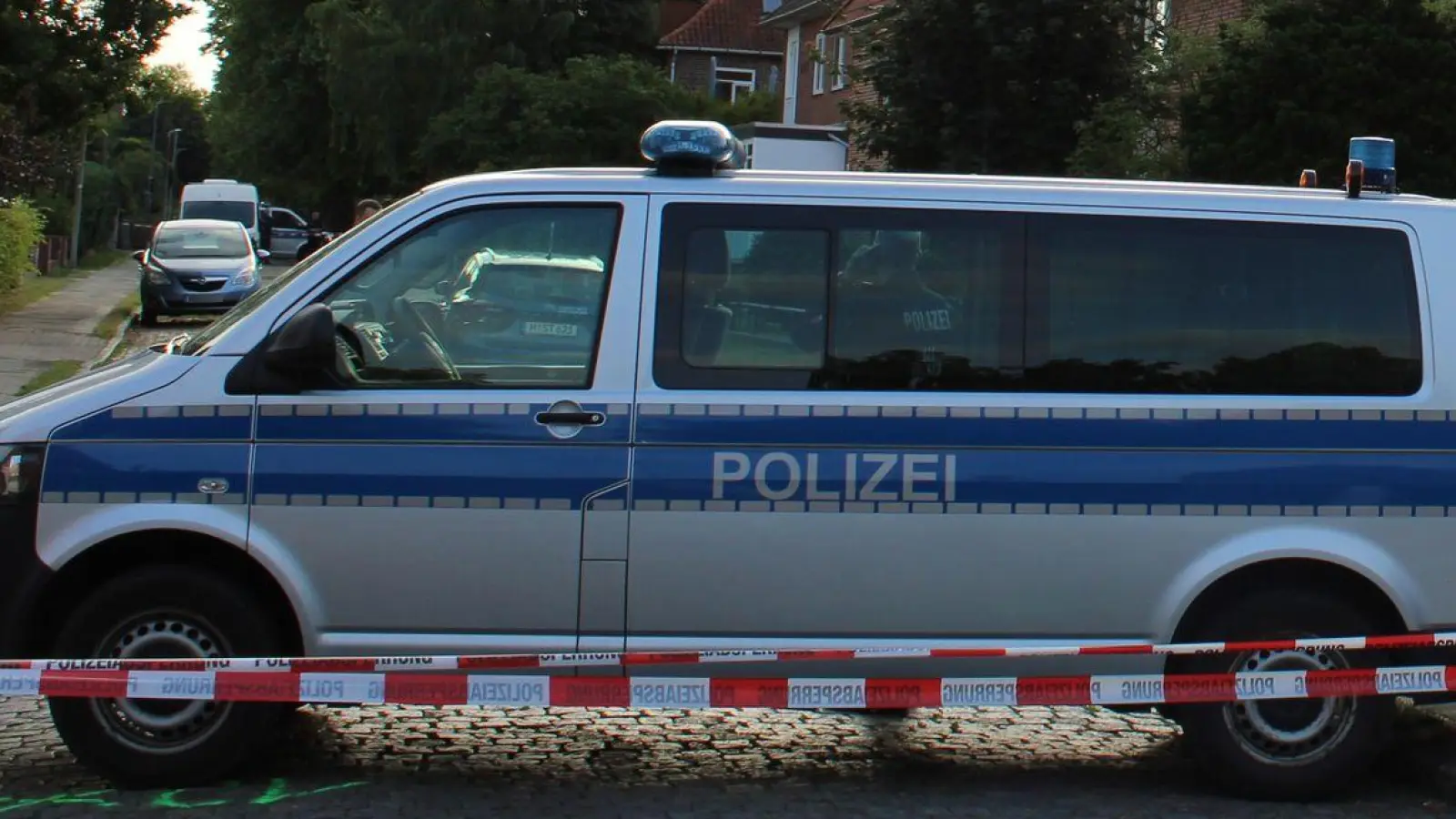 Nach den tödlichen Schüssen in einer Jugendeinrichtung in Stade suchen die Ermittler Spuren und Beweise am Tatort. (Foto: Kai Moorschlatt/dpa)