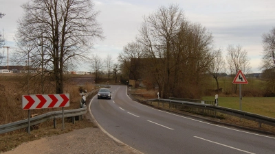 Die Brücke an der Reichertsmühle führt die Staatsstraße 2220 über einen Bachlauf. Da das Brückenbauwerk so schadhaft ist, dass eine Instandsetzung nicht mehr lohnt, soll es durch ein neues, breiteres ersetzt werden. (Foto: Markus Weinzierl)