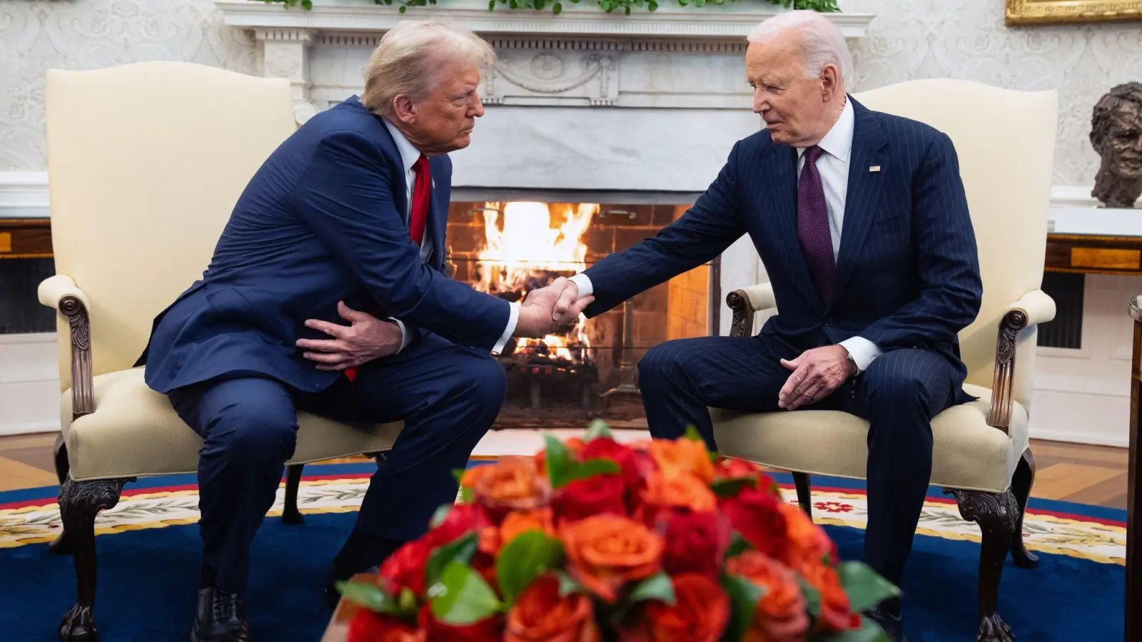 Biden begrüßt Trump mit einem Handschlag im Weißen Haus. (Foto: Evan Vucci/AP/dpa)