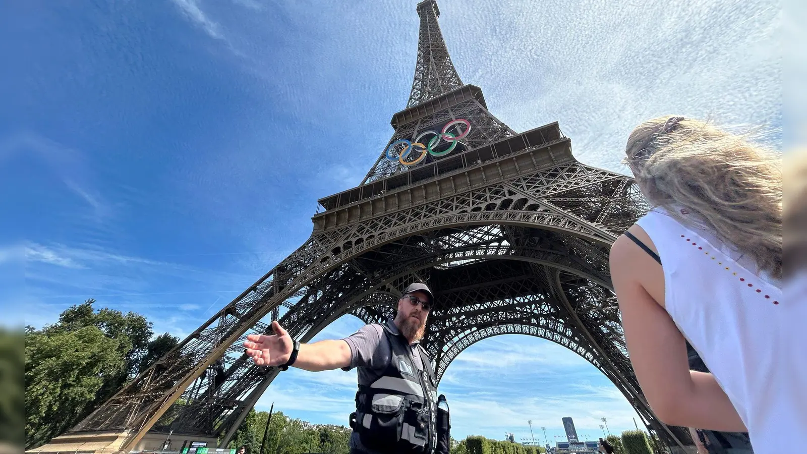 Der Bereich um den Pariser Eiffelturm wurde wegen eines Fassadenkletterers nach Angaben der Nachrichtenagentur AP kurzzeitig abgeriegelt. (Foto: Aijaz Rahi/AP)