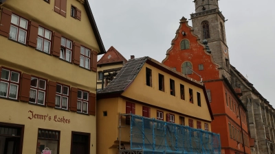 Die Brandruine in der Segringer Straße 4 soll abgerissen werden. Dagegen wendet sich der Verein ProAltstadt jetzt mit einem offenen Brief. (Foto: Martina Haas)