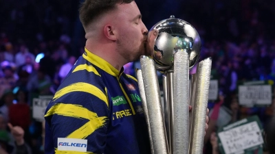 Luke Littler feiert den WM-Titel. (Foto: Dave Shopland/AP/dpa)