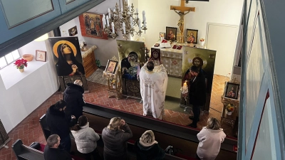 In der Katharinenkirche in Bechhofen zelebriert seit einigen Wochen die rumänisch-orthodoxe Gemeinde ihre Gottesdienste. Dafür werden unter anderem Heiligenbilder in den Kirchenraum gefahren. (Foto: Johannes Flierl)