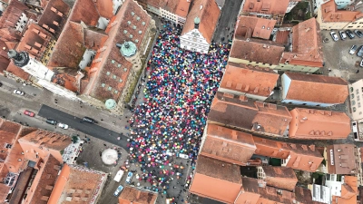 So sah das Schirmemeer in Rothenburg von oben aus - das Foto wurde per Drohne aufgenommen. (Foto: Thomas Hörber)