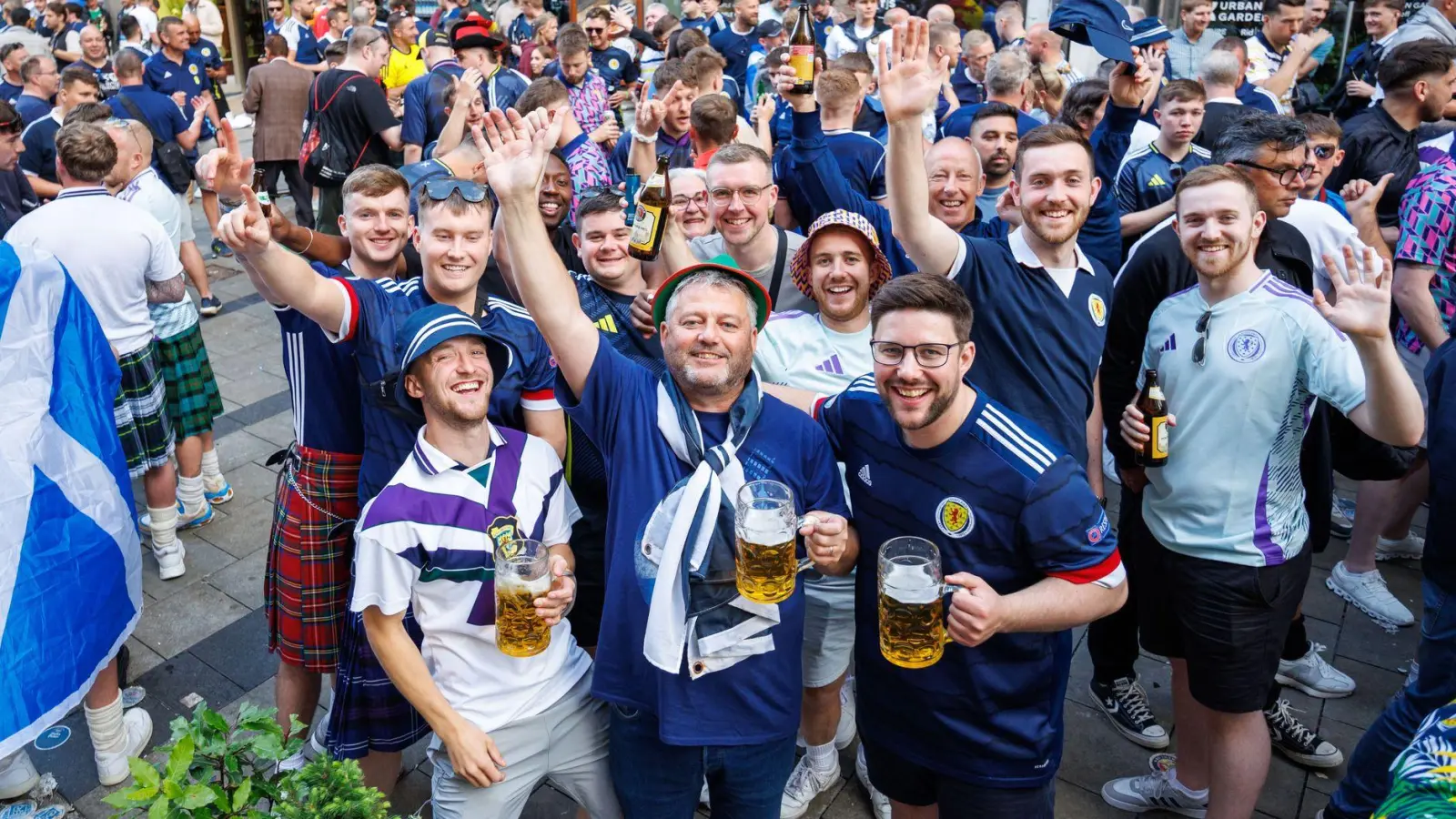 An ihnen lag es nicht: Schottische Fans lassen sich bei der Fußball-EM das Bier schmecken. (Archivbild) (Foto: Matthias Balk/dpa)