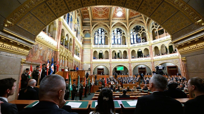 Im ungarischen Parlament sollen Abgeordnete künftig nicht länger als zwölf Jahre tätig sein können. (Archivbild) (Foto: Boglarka Bodnar/MTI/AP/dpa)