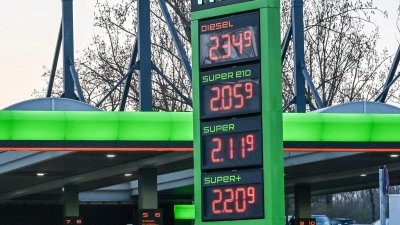 Der Bundestag stimmt am Donnerstag über ein Spritpaket ab.  (Foto: Jens Kalaene/dpa)