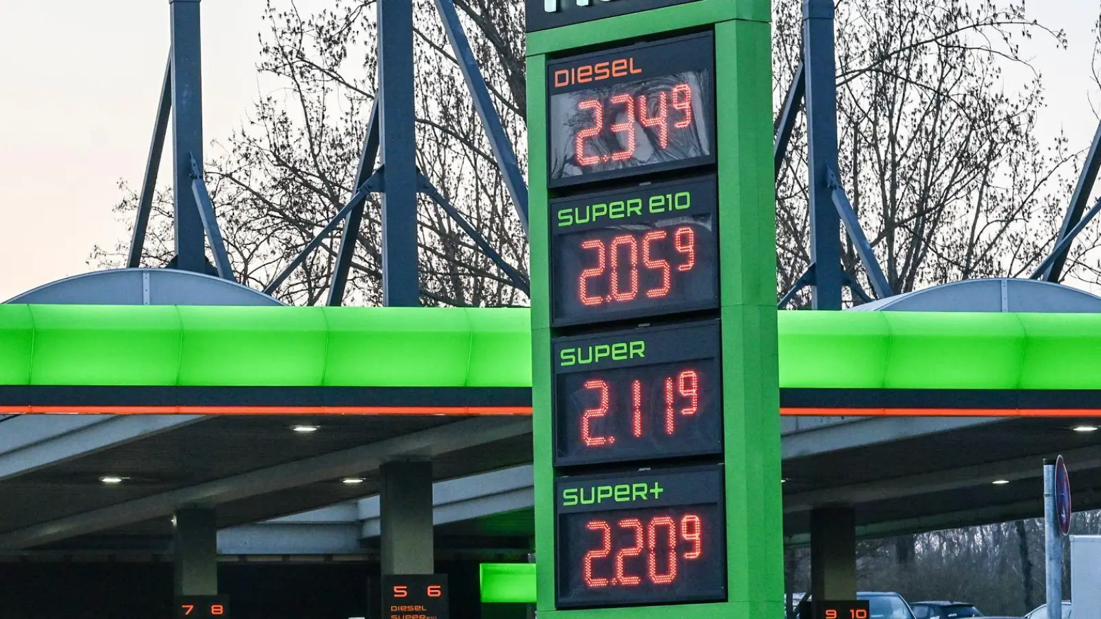 Der Bundestag stimmt am Donnerstag über ein Spritpaket ab.  (Foto: Jens Kalaene/dpa)