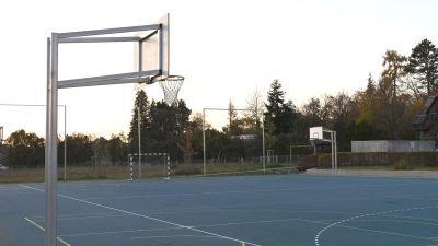 Die Sportanlage des Johann-Sebastian-Bach-Gymnasiums ist nicht weit vom Wohnbaugebiet entfernt. Der hiermit verbundene Lärm stellt kein Problem dar – der Stadtrat sieht das anders, mit Blick auf die Turnhalle. (Foto: Luca Paul)