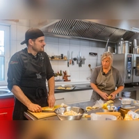Vom Profi lernen, wie man Maultaschen formt: Stefan Herbolzheimer und FLZ-Redakteurin Daniela Ramsauer in der Küche in Diespeck. (Foto: Evi Lemberger)