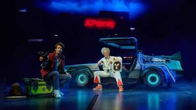 Marty McFly und Doc Brown brauchen mit ihrem Kultauto in der Zukunft keine Straßen. (Foto: Georg Wendt/dpa)