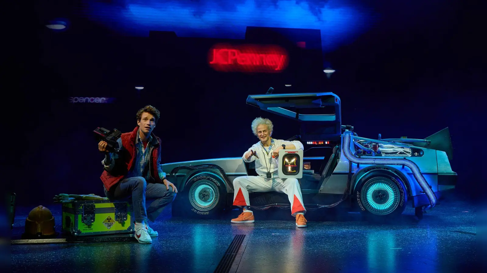 Marty McFly und Doc Brown brauchen mit ihrem Kultauto in der Zukunft keine Straßen. (Foto: Georg Wendt/dpa)