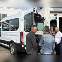 Anfang Oktober wurde das erste Fahrzeug, das als Bürgerbus im Einsatz sein wird, übergeben.  (Foto: ILE-Region Rothenburg ob der Tauber)