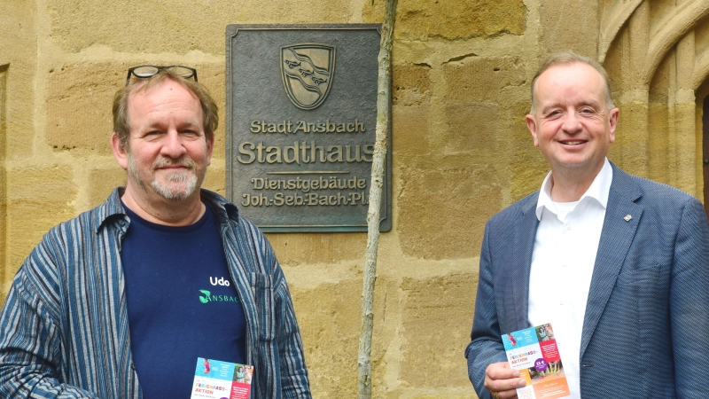 Oberbürgermeister Thomas Deffner (rechts) und Jugendpfleger Udo Seidel freuen sich über eine 49. Ausgabe des Ferienpasses in den Sommerferien. (Foto: Irmeli Pohl)