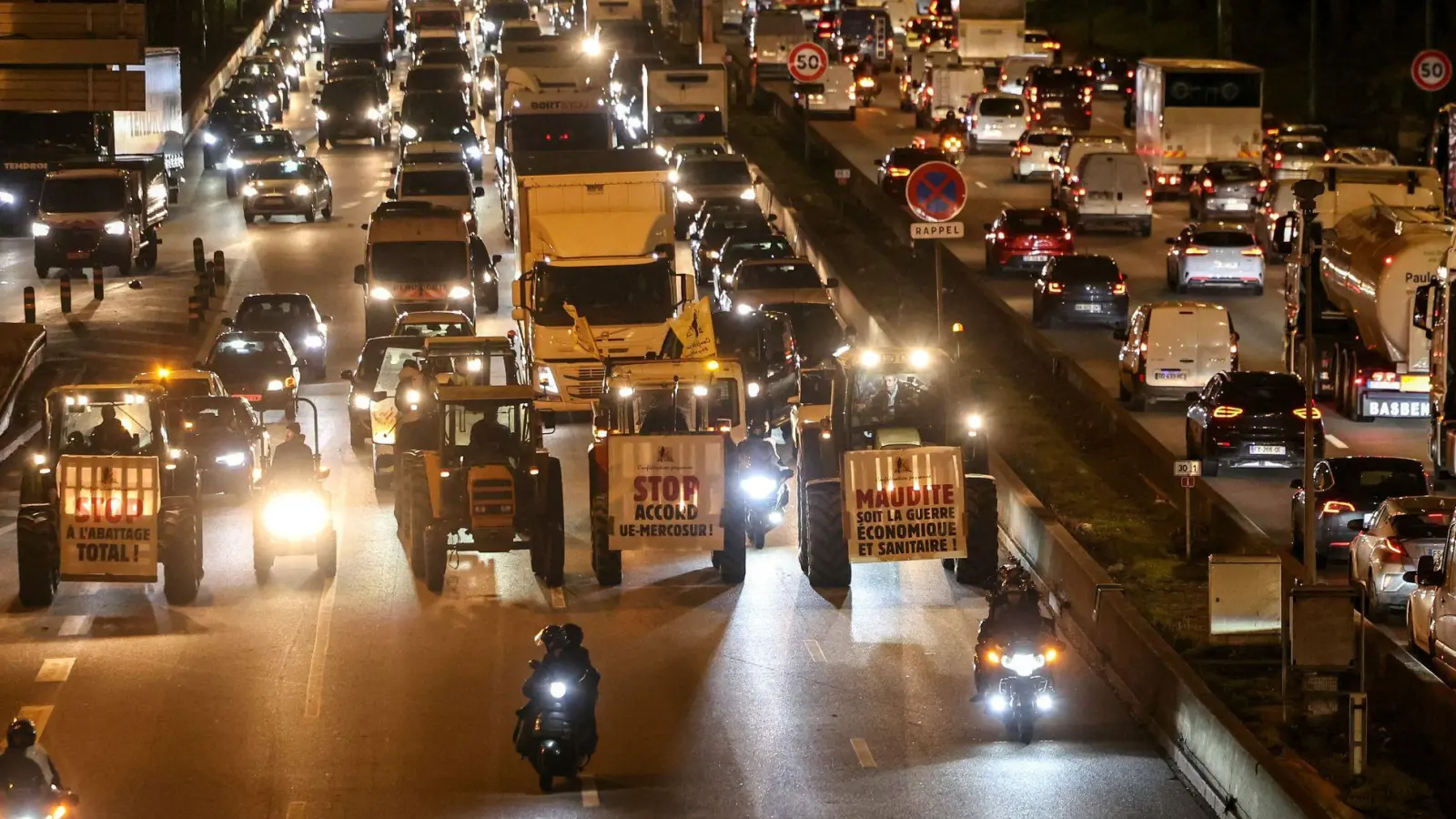 Traktoren sind auf der Pariser Ringstraße unterwegs. (Foto: Thomas Samson/AFP/dpa)