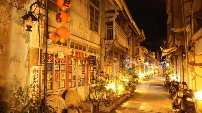 Kleine Gasse mit großem Angebot: Zum Abendessen bietet sich die Shennong Street an. (Foto: Tainan City Government/dpa-tmn)