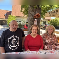 Sie sind das Herzstück des „Schwarzen Adlers” in Oberntief: Heinrich und Magda Deininger und Elisabeth Brand (von links). (Foto: Nicole Gunkel)