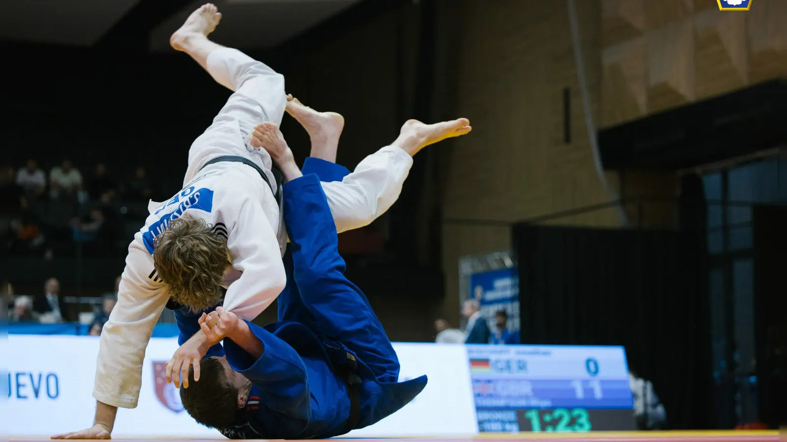 Turbulent ging es im Kampf um Platz drei zu, in dem sich Jonathan Bischoff (in Weiß) geschlagen geben musste. (Foto: Erika Zucchiatti)