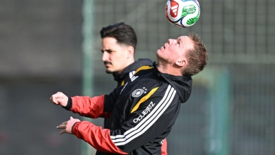 Bundestrainer Nagelsmann jongliert vor dem Training mit einem Ball.  (Foto: David Inderlied/dpa)