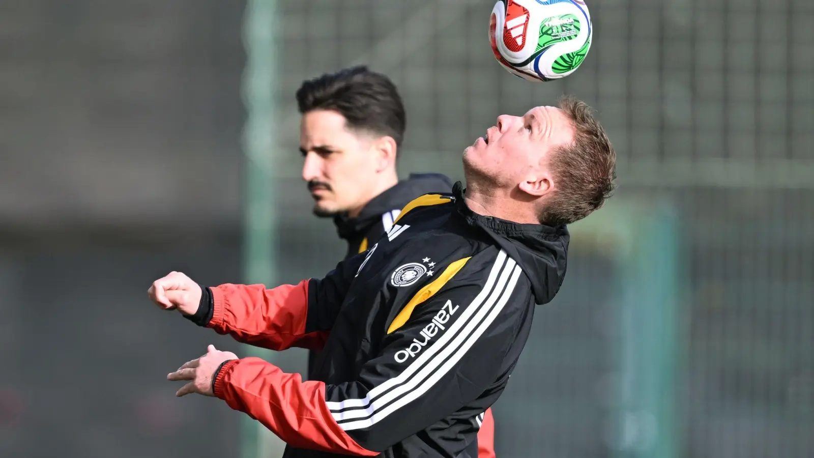 Bundestrainer Nagelsmann jongliert vor dem Training mit einem Ball.  (Foto: David Inderlied/dpa)