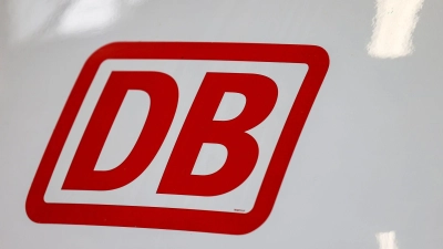 Ein ICE steckt wegen eines Oberleitungsschadens in Sachsen-Anhalt fest. (Symbolbild) (Foto: Oliver Berg/dpa)