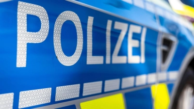 Ein Autofahrer hat am Dienstagmorgen einem Motorradfahrer in der Nähe von Westheim die Vorfahrt genommen. Die Fahrzeuge sind zusammengestoßen.  (Symbolbild: David Inderlied/dpa)