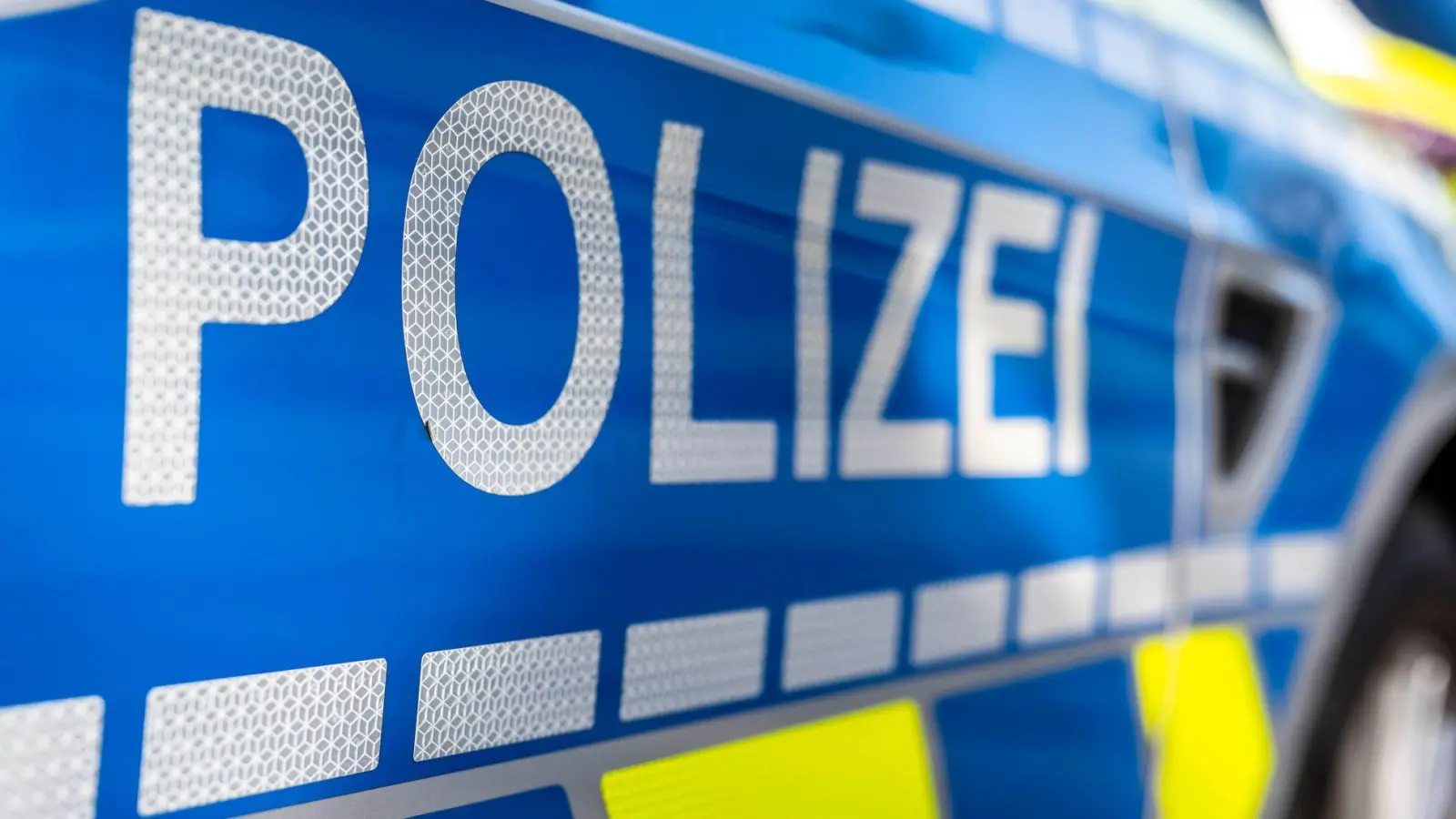 Ein Autofahrer hat am Dienstagmorgen einem Motorradfahrer in der Nähe von Westheim die Vorfahrt genommen. Die Fahrzeuge sind zusammengestoßen.  (Symbolbild: David Inderlied/dpa)