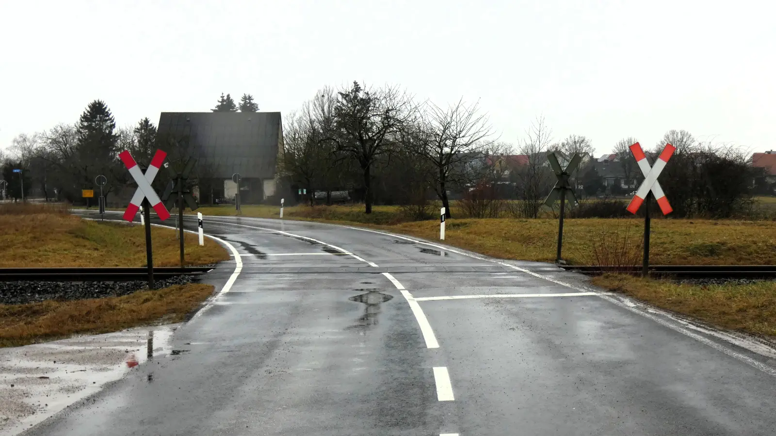 Bisher weisen nur Andreaskreuze auf den Bahnübergang hin. Der Gemeinderat sprach sich nun mit großer Mehrheit dafür aus, eine Beschrankung zu beantragen. (Foto: Karl-Heinz Gisbertz)