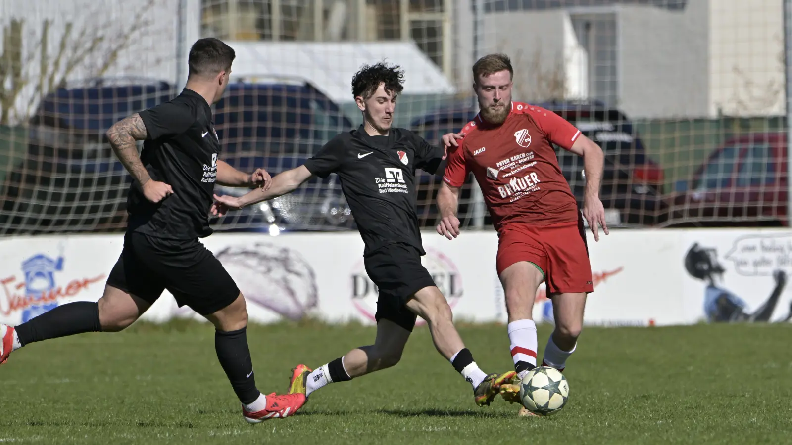 In der vergangenen Saison musste Finn Weißkopf (Mitte, gegen Noah Degen vom TV Dietenhofen) mit dem FC Oberndorf aus der Kreisklasse 2 absteigen. Mit der neuen SG Lenkersheim/Oberndorf ist er nun Tabellenzweiter in der A-Klasse 4, deren Torjägerliste er mit 25 Treffern souverän anführt. (Foto: Martin Rügner)