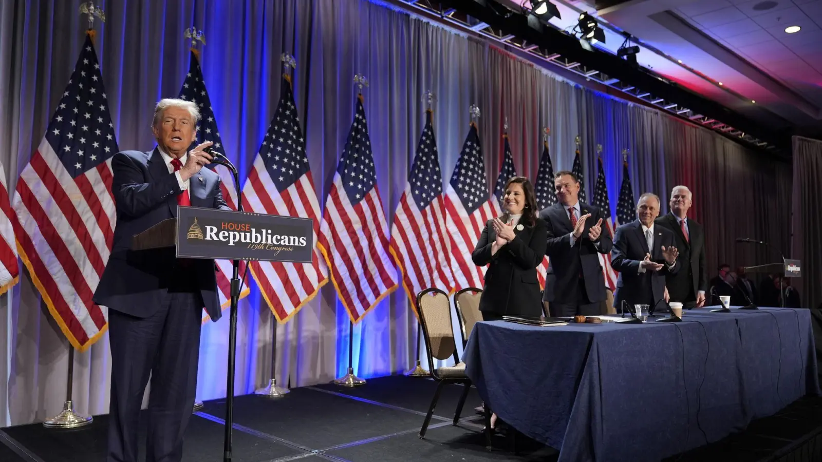 Trump wird mit Applaus empfangen.  (Foto: Alex Brandon/AP/dpa)