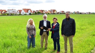 Bürgermeisterin Dorina Jechnerer (Zweite von rechts) überreicht bei einem Ortstermin dem Vorsitzenden der Lebenshilfe Ansbach, Kurt Unger (Zweiter von links), die Unterlagen für das gemeinsame Projekt, das auf dem Gelände entstehen soll. Mit dabei waren die geschäftsleitende Beamtin Anja Schwander (ganz links) und der Geschäftsführer des Lebenshilfe-Vereins, Michael Breuker (ganz rechts). (Foto: Werner Wenk)