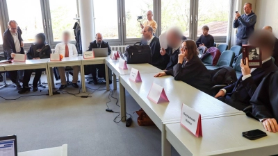 Die Beschuldigten mit ihren Anwälten im Saal des Amtsgerichtes Schwabach. (Archivbild) (Foto: Daniel Löb/dpa)