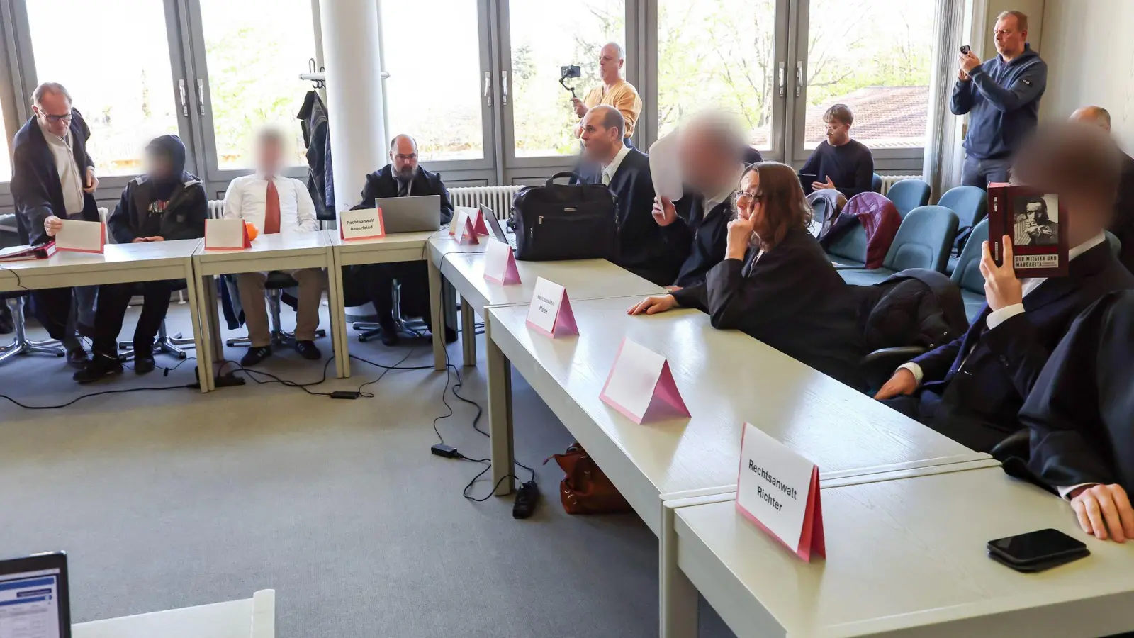Die Beschuldigten mit ihren Anwälten im Saal des Amtsgerichtes Schwabach. (Archivbild) (Foto: Daniel Löb/dpa)