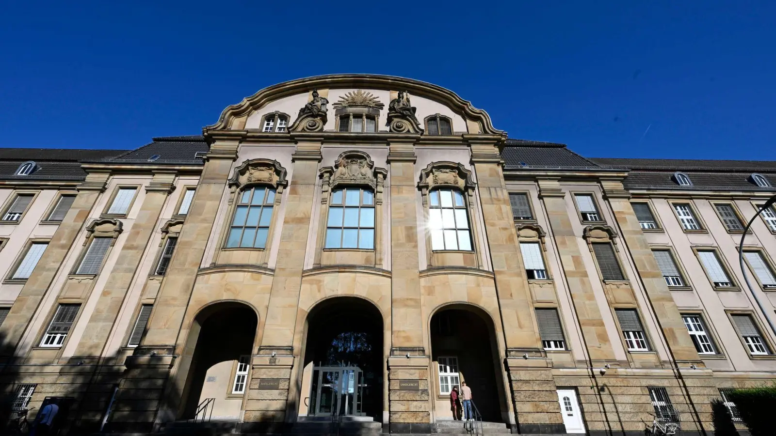 Ein 19-Jähriger fährt eine Hochschwangere tot und muss daher zweieinhalb Jahre ins Gefängnis. (Foto: Roberto Pfeil/dpa)