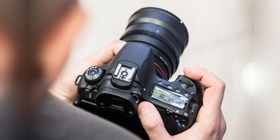 Beim kostenlosen Bewerbungsfotoshooting in der Berufsschule werden professionelle Bilder für die eigene Bewerbungsmappe aufgenommen. Hierbei ist auf entsprechende Kleidung zu achten. (Foto: Pixabay)