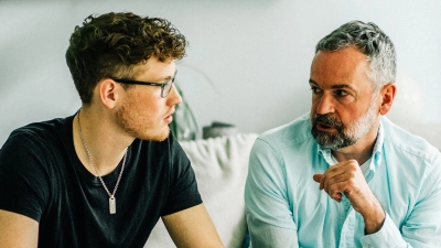 Ängste, Sorgen und Nöte ernst nehmen: Die aktuelle Wehrdienst-Debatte verunsichert viele Teenager - und wirft in Familien Fragen auf. (Foto: Zacharie Scheurer/dpa-tmn)