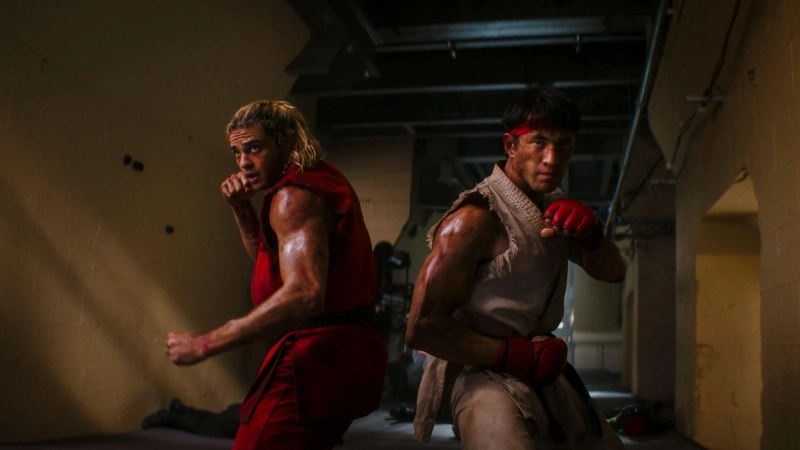Noah Centineo (l) spielt Ken Masters und Andrew Koji Ryu.  (Foto: Handout / Berlin/Paramount Pictures/dpa)