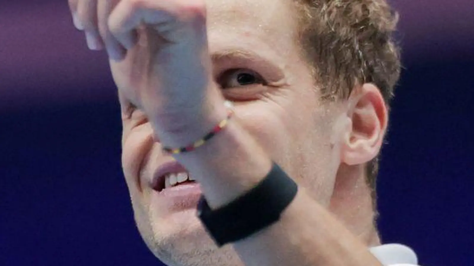 Yannick Hanfmann freute sich über seinen Sieg in der Begegnung mit Peru. (Foto: Rolf Vennenbernd/dpa)